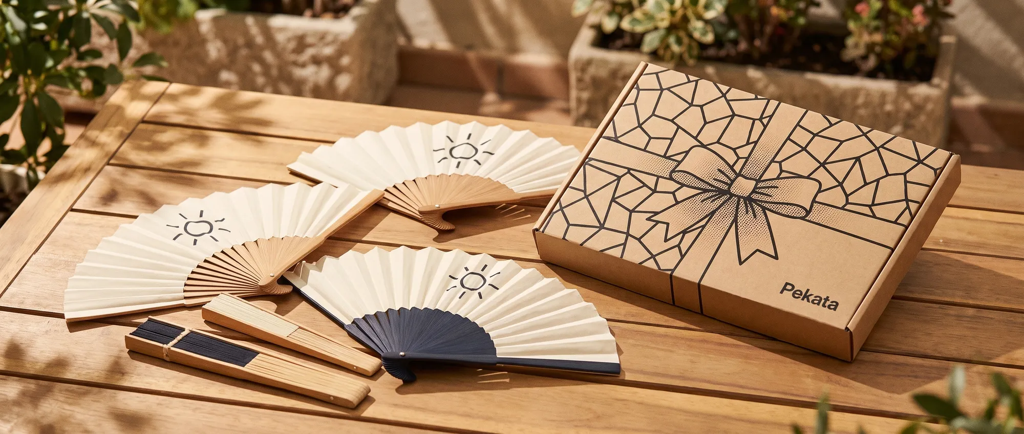 Éventails pliables en bambou et paipáis en carton personnalisés avec le logo d'une entreprise
