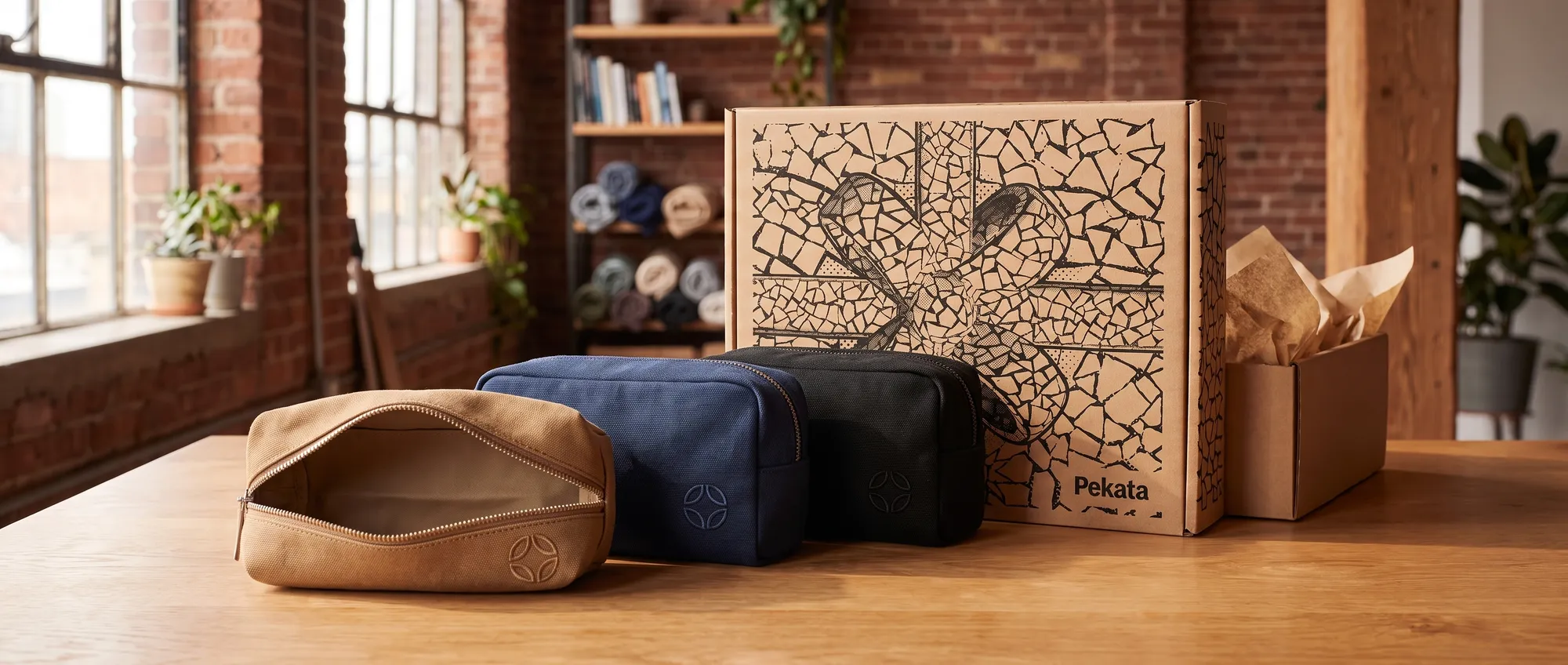 Trousse en toile de coton personnalisée avec le logo d'une entreprise brodé en petit