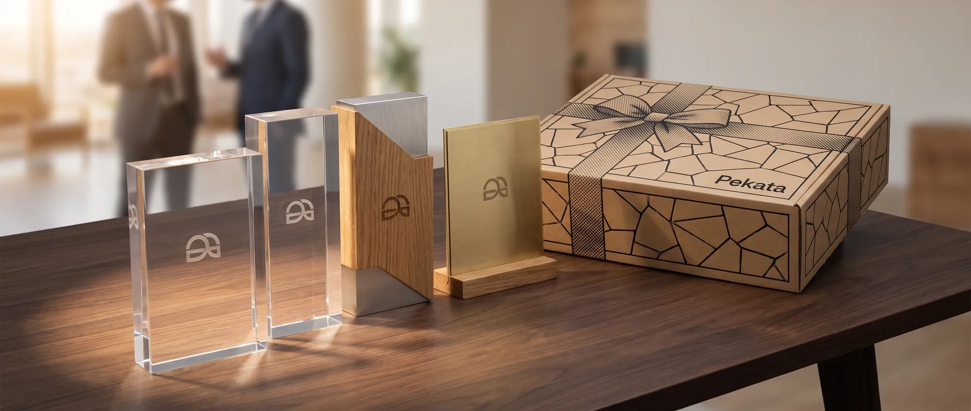 Trophées personnalisés pour entreprises en acrylique et cristal gravés avec le logo d'une entreprise
